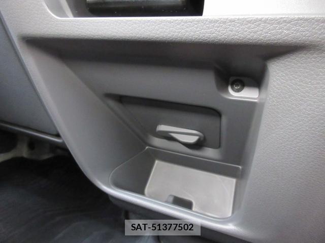 Nissan NV350 Caravan 2021-06 8277195-17