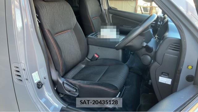 Nissan NV350 Caravan 2021-02 8282472-5