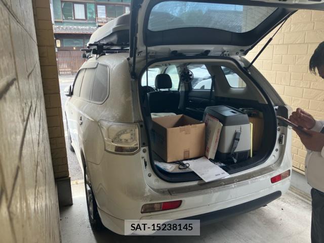 Mitsubishi OUTLANDER PHEV 2013-12 8279701-2