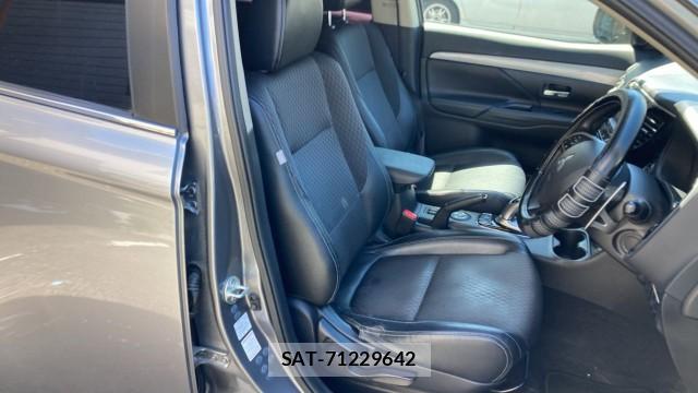 Mitsubishi OUTLANDER PHEV 2013-01 8280517-5