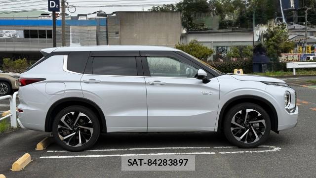 Mitsubishi OUTLANDER PHEV 2023-03 8281124-3