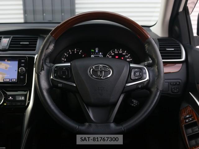 Toyota PREMIO 2017-03 8277591-17