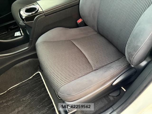 Toyota PRIUS ALPHA 2016-10 8277847-12