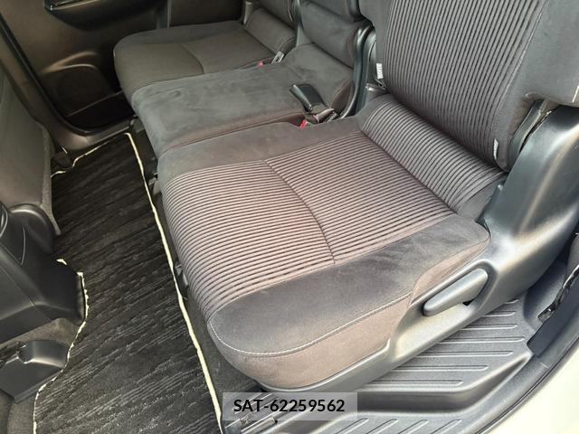 Toyota PRIUS ALPHA 2016-10 8277847-16