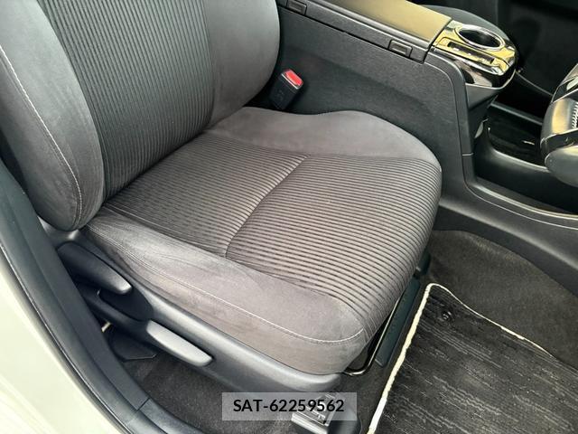 Toyota PRIUS ALPHA 2016-10 8277847-9