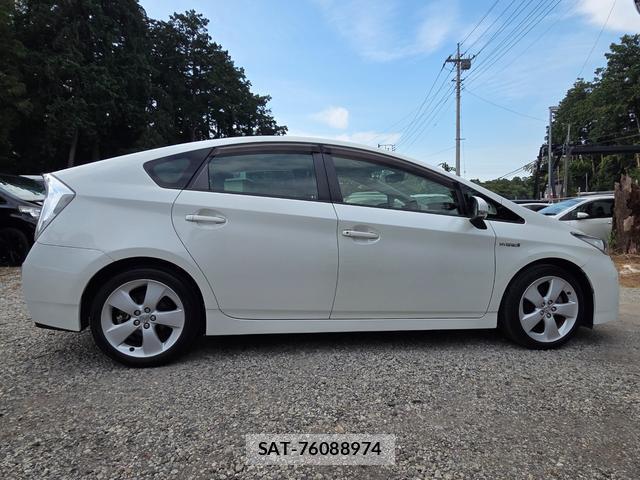 Toyota PRIUS 2015-08 8276729-7