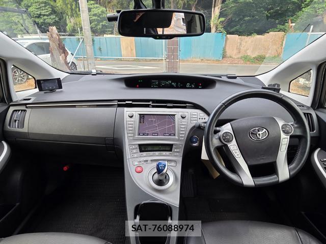 Toyota PRIUS 2015-08 8276729-8
