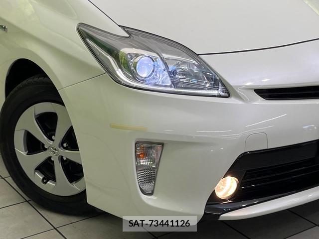 Toyota PRIUS 2015-04 8276760-11