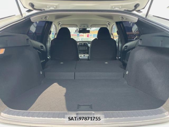 Toyota PRIUS 2017-09 8276825-11