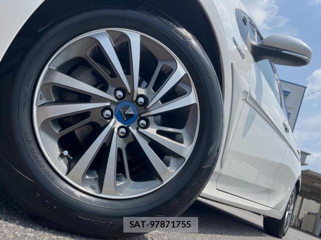 Toyota PRIUS 2017-09 8276825-13