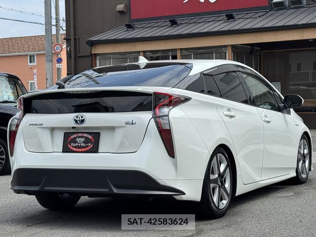 Toyota PRIUS 2016-03 8276838-1