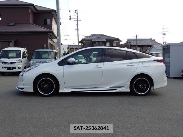 Toyota PRIUS 2017-02 8277696-10