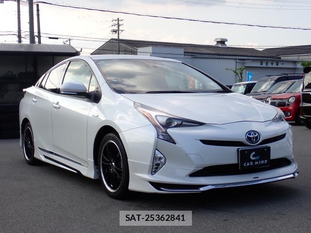 Toyota PRIUS 2017-02 8277696-11