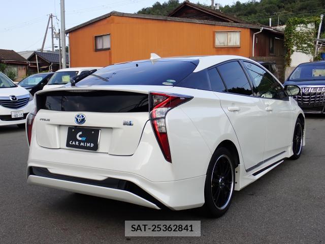Toyota PRIUS 2017-02 8277696-13