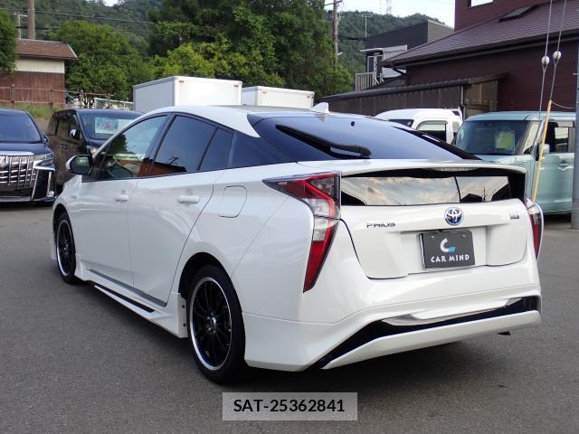 Toyota PRIUS 2017-02 8277696-14