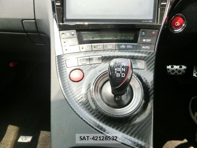 Toyota PRIUS 2014-11 8279255-12