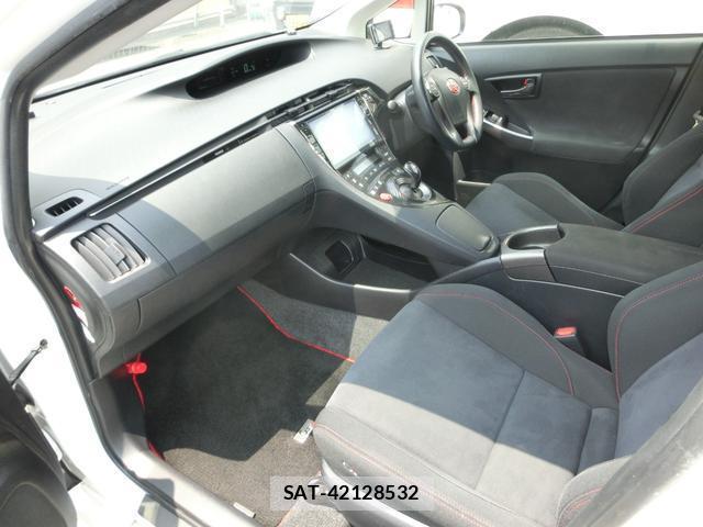 Toyota PRIUS 2014-11 8279255-9