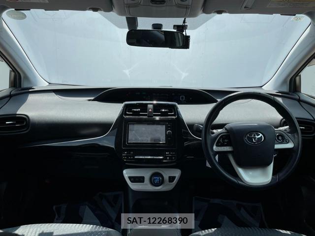 Toyota PRIUS 2017-09 8279499-1