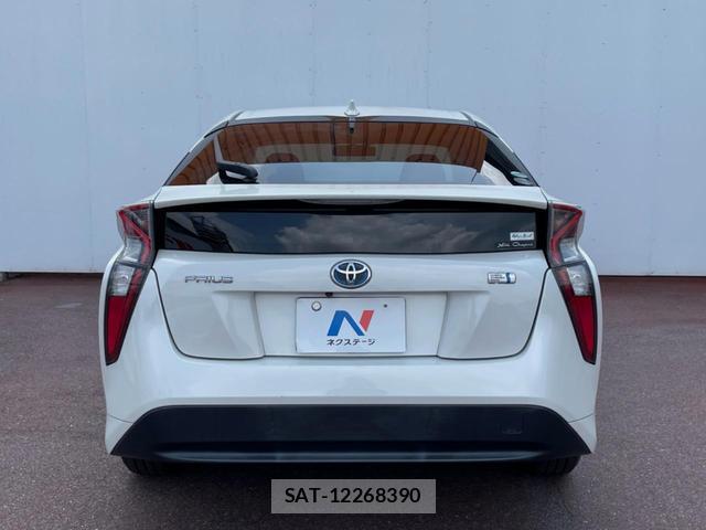 Toyota PRIUS 2017-09 8279499-14