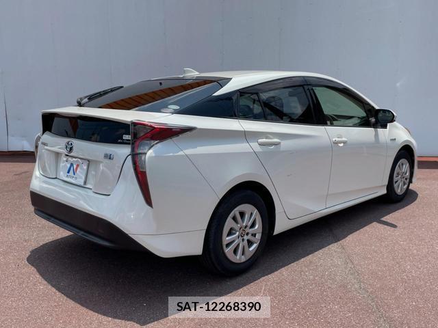 Toyota PRIUS 2017-09 8279499-16
