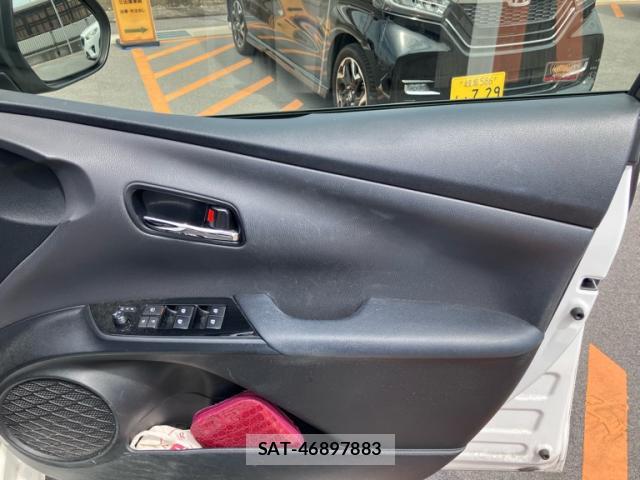 Toyota PRIUS 2017-08 8279508-11