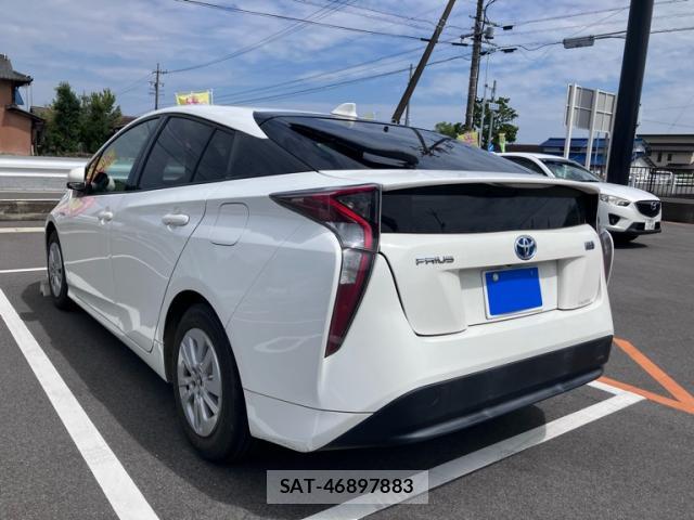 Toyota PRIUS 2017-08 8279508-13