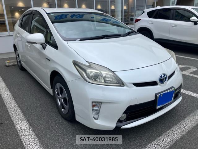 Toyota PRIUS 2014-11 8279684-1