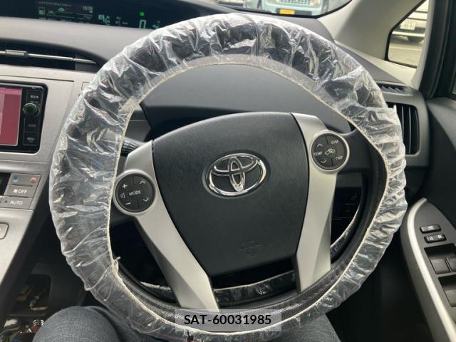Toyota PRIUS 2014-11 8279684-10