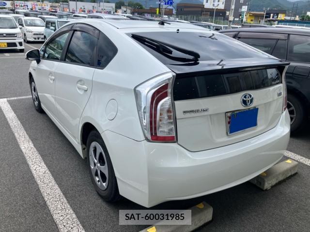 Toyota PRIUS 2014-11 8279684-13