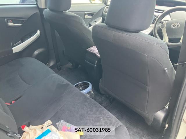 Toyota PRIUS 2014-11 8279684-8