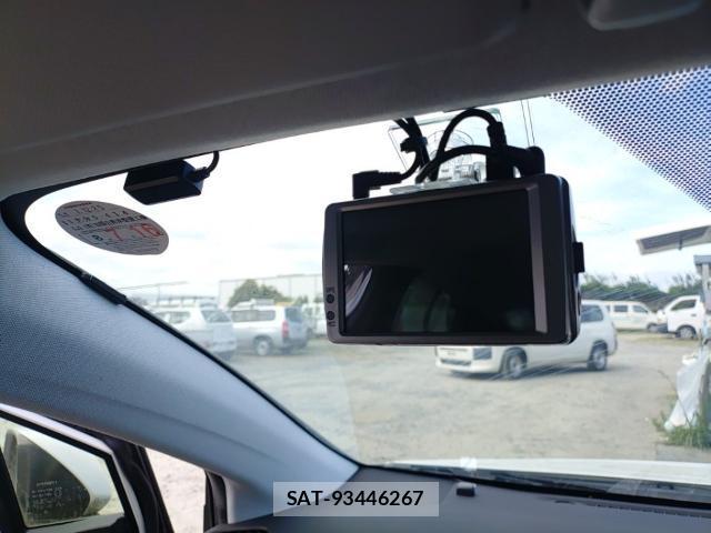 Toyota PRIUS 2019-07 8279927-16