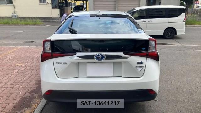 Toyota PRIUS 2019-11 8281047-1