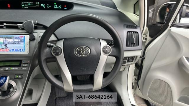 Toyota PRIUS 2012-07 8281278-16