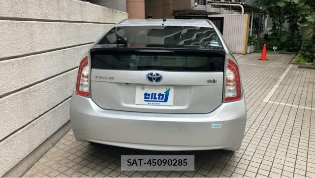 Toyota PRIUS 2012-06 8281432-1