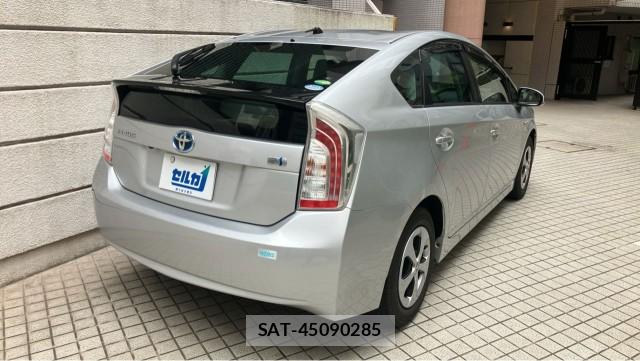 Toyota PRIUS 2012-06 8281432-12