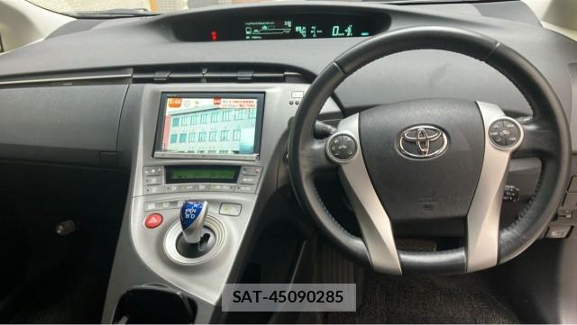 Toyota PRIUS 2012-06 8281432-16