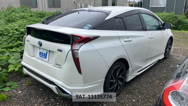 Toyota PRIUS 2017-08 8281490-12