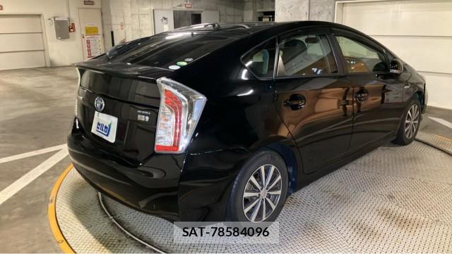 Toyota PRIUS 2015-06 8281510-12