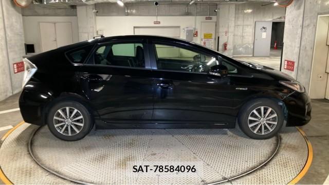 Toyota PRIUS 2015-06 8281510-3