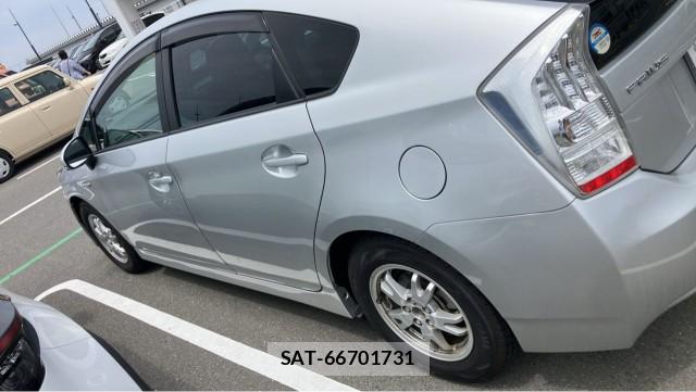 Toyota PRIUS 2010-04 8281571-10