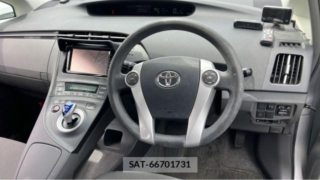Toyota PRIUS 2010-04 8281571-16