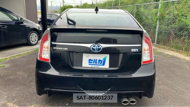 Toyota PRIUS 2013-05 8281604-1