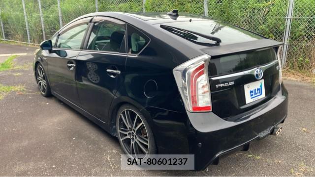 Toyota PRIUS 2013-05 8281604-12