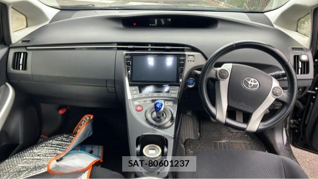 Toyota PRIUS 2013-05 8281604-2