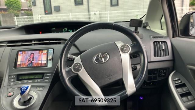 Toyota PRIUS 2011-12 8281605-16