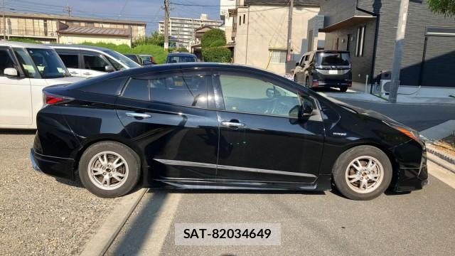 Toyota PRIUS 2017-09 8281867-10