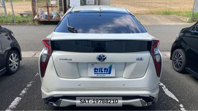 Toyota PRIUS 2017-08 8282104-1