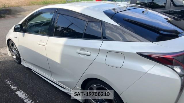 Toyota PRIUS 2017-08 8282104-10