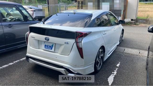 Toyota PRIUS 2017-08 8282104-12