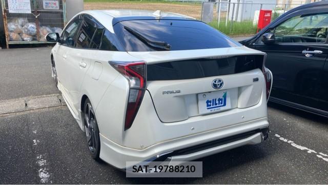 Toyota PRIUS 2017-08 8282104-13